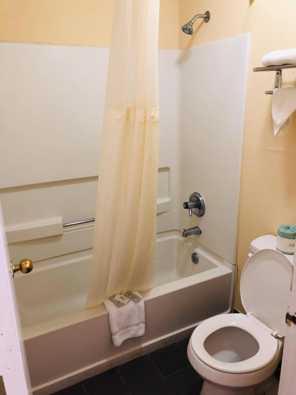 Key West Inn - Chatsworth Экстерьер фото